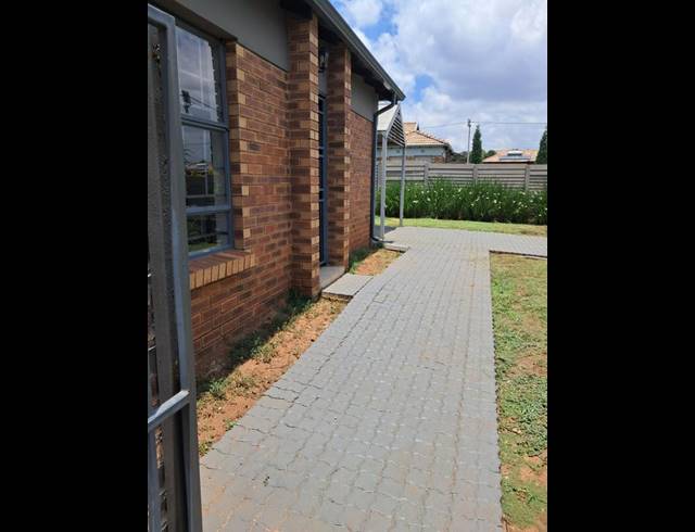 3 BEDROOM HOUSE FOR SALE IN CLAYVILLE